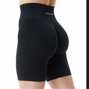 alphalete amplify 7.5” shorts in small